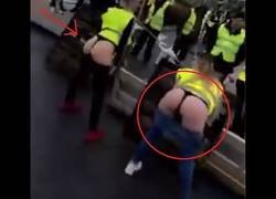 Enlace a Dos chalecos amarillos  hacen twerk en público a modo de protesta 