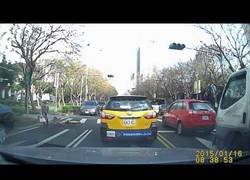 Enlace a Mujer se libra de ser atropellada por los pelos