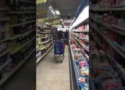 Enlace a A esta mujer le ofrecen todo gratis pero en vez de coger las cosas caras, coge choped