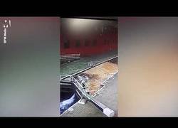 Enlace a Hombre despistado con el móvil cae al agua