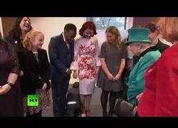 Enlace a Niño se agobia al ver a La Reina y se va gateando