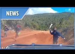 Enlace a Pareja americana escapa por los pelos de asaltantes de caminos con machete