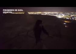 Enlace a Desnudos sobre pirámide