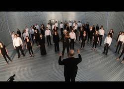 Enlace a Coro canta en el interior de un depósito de trigo