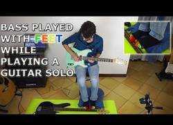 Enlace a Toca una guitarra con las manos y otra con los pies
