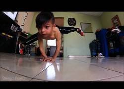 Enlace a El niño más fuerte del mundo: hace culturismo desde los dos años