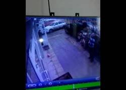 Enlace a Salvan a una niña que cae de un quinto piso