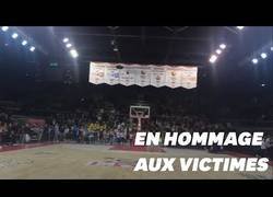 Enlace a Asistentes a un partido de basket en Estrasburgo cantan el himno francés en honor a las víctimas del atentado
