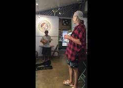 Enlace a Este cantante encuentra que un chico está cantando su canción en un bar y se une a cantar con él