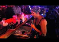 Enlace a Camarera canta mientras sirve copas