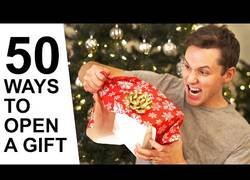 Enlace a 50 maneras de abrir un regalo, para que te vayas preparando la reacción