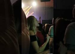 Enlace a Hija le traduce a lengua de signos el concierto a su padre