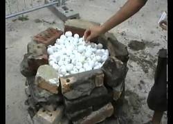 Enlace a Así de inflamables son las pelotas de pinpon