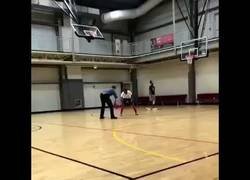 Enlace a Gran vacilada en la cancha de basket