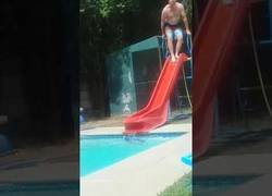 Enlace a Padre intenta deslizarse por el tobogán pero no sale bien