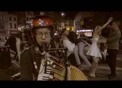 Enlace a Girls Just Want To Have Fun cover por el hombre orquesta