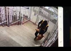 Enlace a Repartidor de UPS roba el contenido de un paquete