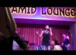 Enlace a Este hombre baila como si le fuera la vida en ello