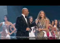 Enlace a Miss Costa Rica ( Natalia Carvajal ) trolea a Steve Harvey - Miss Universe 2018