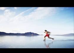 Enlace a ¿A qué velocidad deberías ir para poder correr sobre el agua?