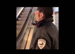 Enlace a Tirarse por unas escaleras mecánicas con un trineo no es la mejor idea