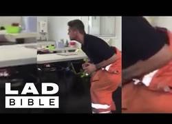 Enlace a Trabajador imita a un Rex como nadie