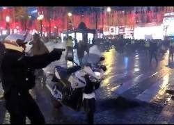 Enlace a La policía usa armas contra manifestantes en chalecos amarillos.