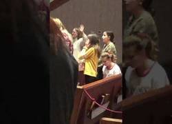 Enlace a Chica se pone a bailar la macarena en misa