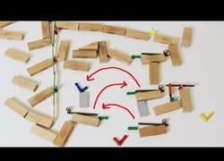 Enlace a Un efecto dominó de lo más loco calculado todo al milímetro