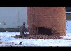 Enlace a Un checo demuele una chimenea con un martillo neumático