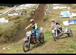 Enlace a Competición de escalada de colina con motos, menudas hostias 