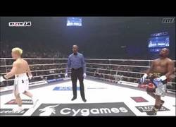 Enlace a Mayweather se proclama campeón y se ríe de su contrincante