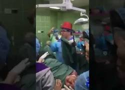 Enlace a Recibiendo el año nuevo a través de un parto