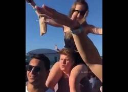 Enlace a Chico lo pasa fatal llevando a hombros a una chica
