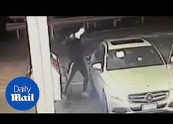 Enlace a Le intentan robar el coche y se lleva una puñalada