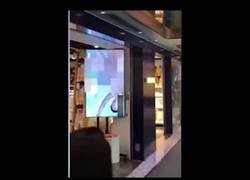 Enlace a Ponen un video para adultos en Ikea por error