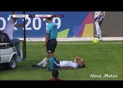 Enlace a Carrito va a socorrer a un futbolista pero la acaba liando más