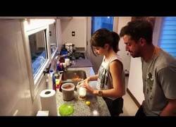 Enlace a Como si fuera un narrador deportivo, comenta el desayuno de su hija