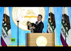 Enlace a Discurso del gobernador de California interrumpido por su hijo