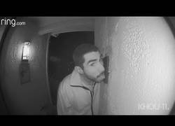 Enlace a Tío rarísimo pillado chupando un interfono