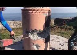 Enlace a Desconocidos derriban en Ondarroa un monumento franquista dedicado a los fascistas fallecidos en la batalla naval mas grande de la guerra civil