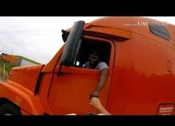 Enlace a Camionero muy majo casi atropella a un ciclista