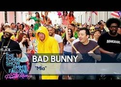 Enlace a Bad Bunny convierte las calles de Puerto Rico en una fiesta con 