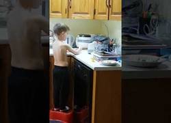 Enlace a Graban a un niño teniendo una conversación y tratándole de enseñar a Google Home