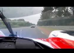 Enlace a Fernando Alonso mostrando su gran nivel adelantando a todo dios en LeMans