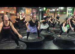 Enlace a En Galicia han mezclado camas elásticas y ejercicio con música tradicional gallega al estilo techno