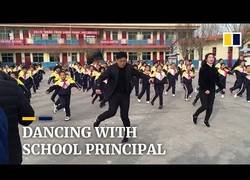 Enlace a Este profesor chino hace bailar a sus alumnos durante el descanso de las clases