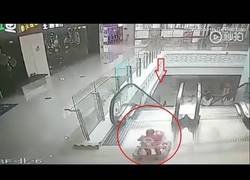 Enlace a Una madre se olvida de su bebé en un centro comercial y se cae por las escaleras mecánicas