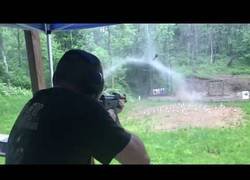 Enlace a Los disparos de una kalashnikov hacen parar a la lluvia