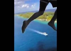 Enlace a Haciendo balconing extremo desde el piso 11 de un crucero